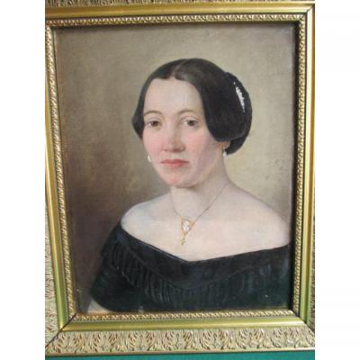 "lady In Medallion" Hst