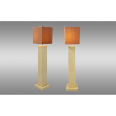 Paire de lampadaires en bois laqué au four couleur vanille. Années 70's