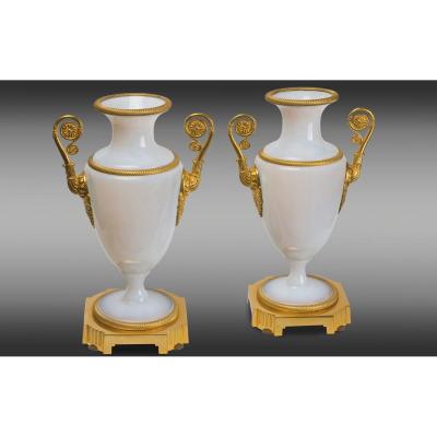 Paire de vases en opaline montés avec des bronzes dorés. Epoque Charles X