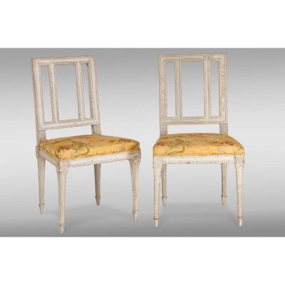 Paire de chaises de époque Louis XVI dans sa peinture original. France, dixhuitiéme siecle