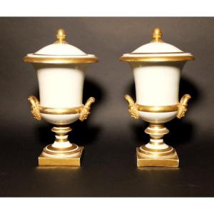 Paire De Vases Medicis Couverts En Porcelaine De Paris. Realisés Vers 1830