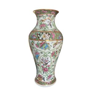 Chinese Famille Rose Porcelain Vase Canton, Qing Dynasty Guangxu Period (1875 - 1908)