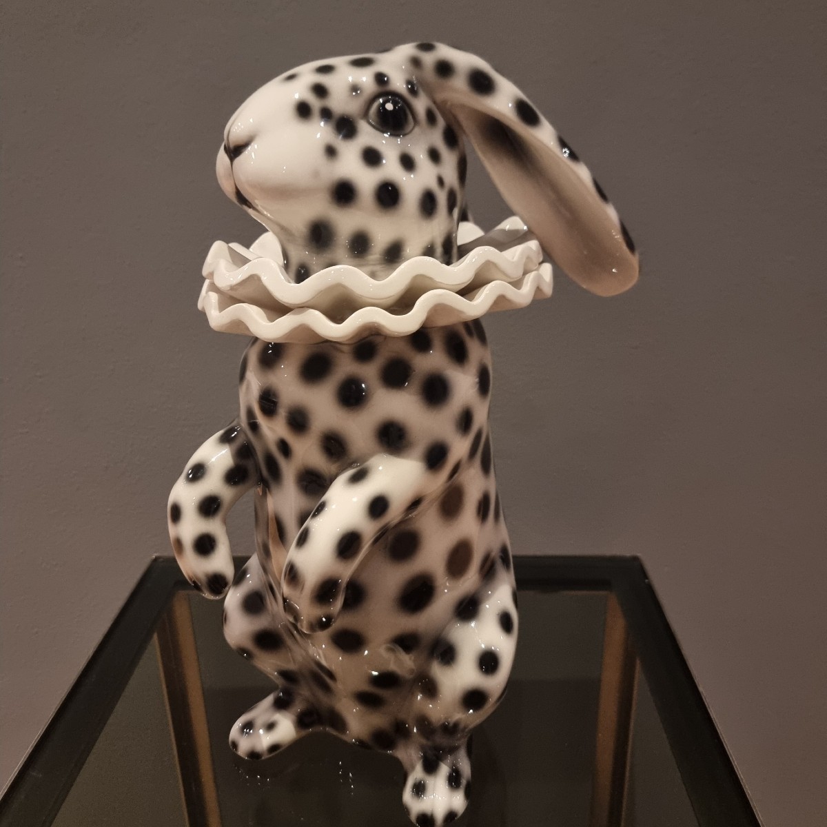 Coniglio in ceramica dipinta con orecchie basse vestito di Pierrot-photo-3