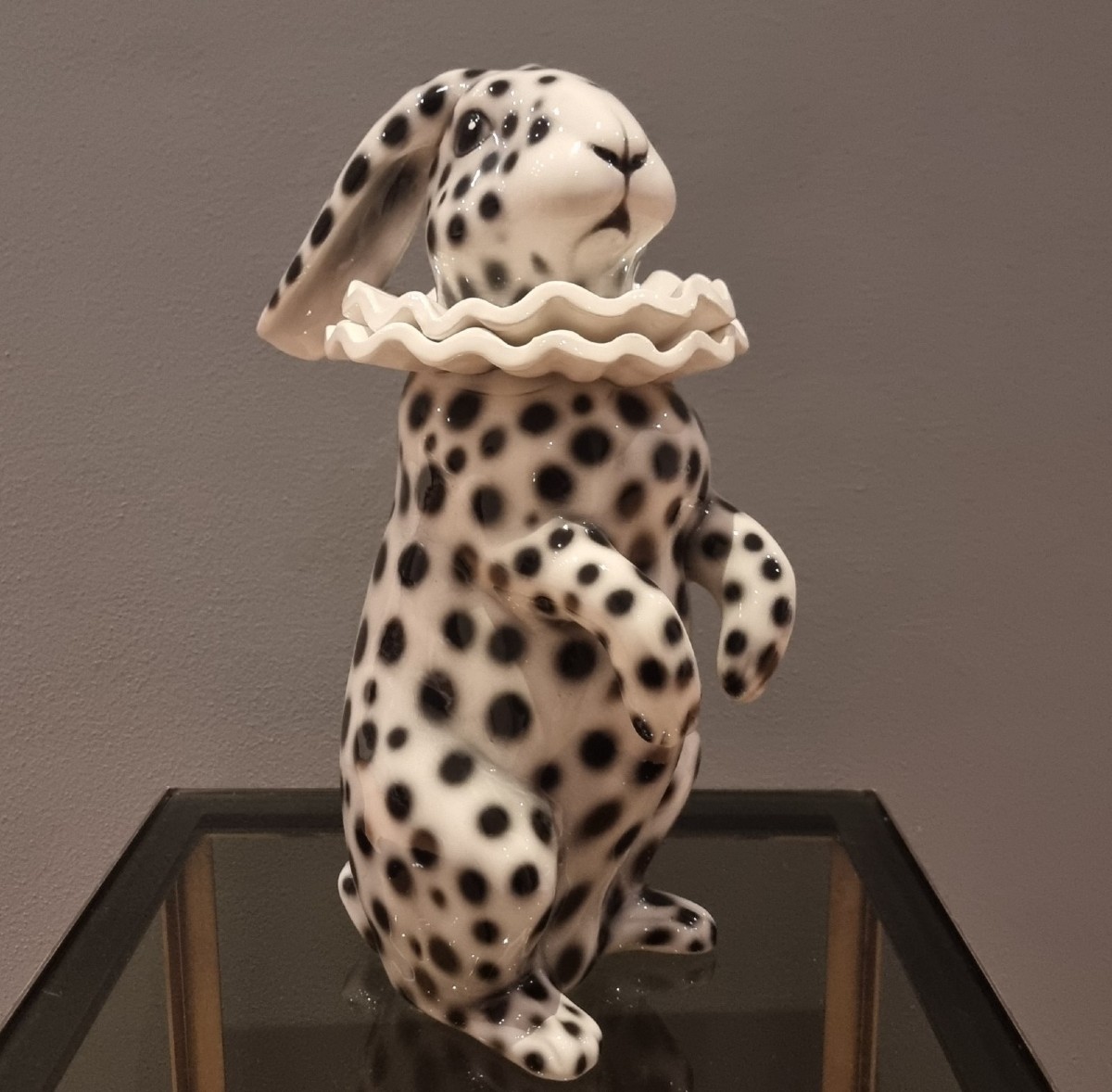 Coniglio in ceramica dipinta con orecchie basse vestito di Pierrot-photo-4