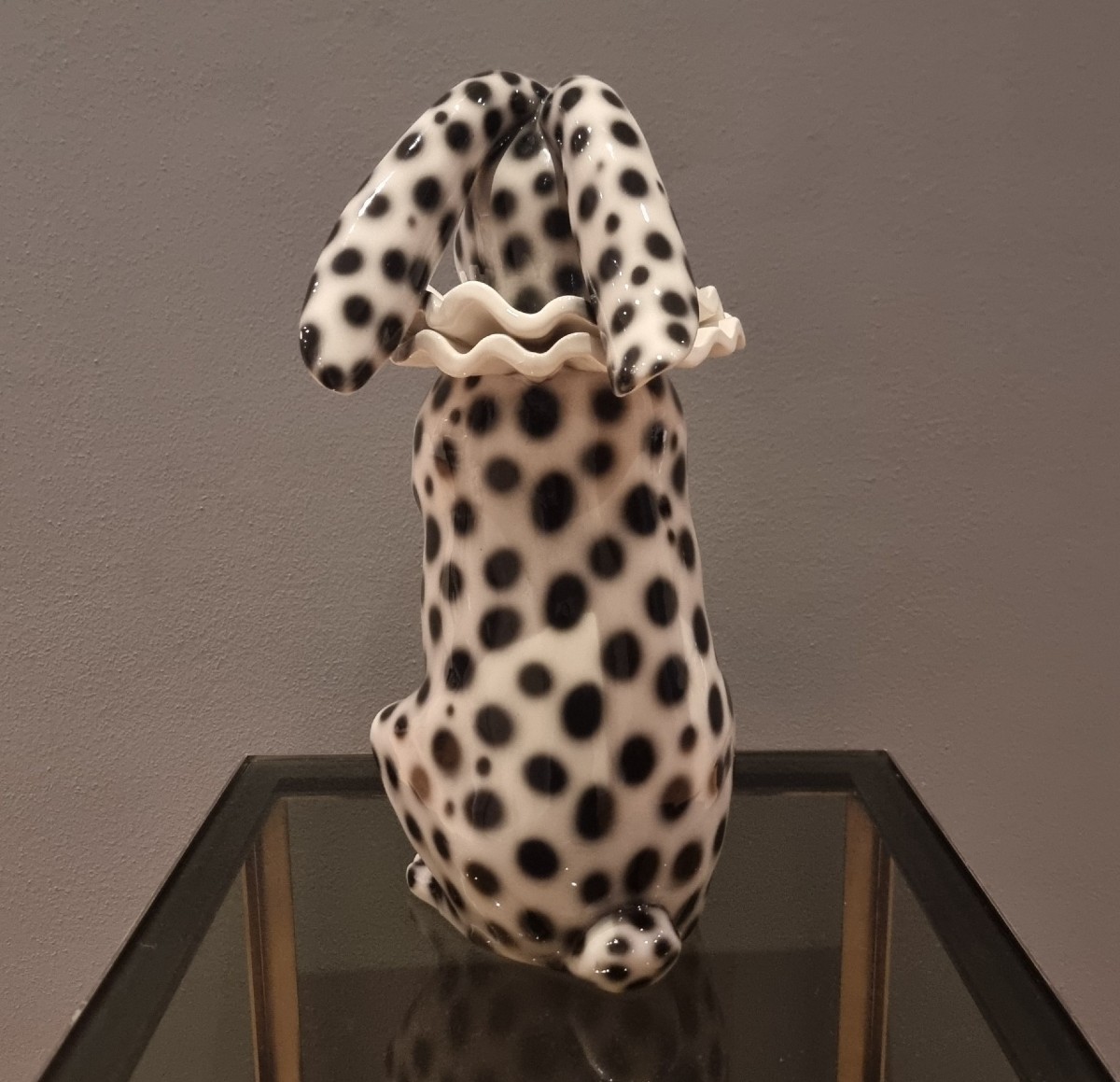 Coniglio in ceramica dipinta con orecchie basse vestito di Pierrot-photo-3