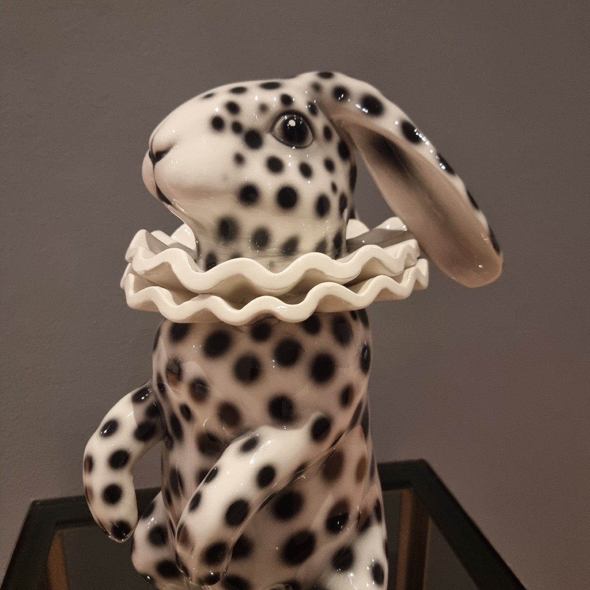 Coniglio in ceramica dipinta con orecchie basse vestito di Pierrot-photo-4