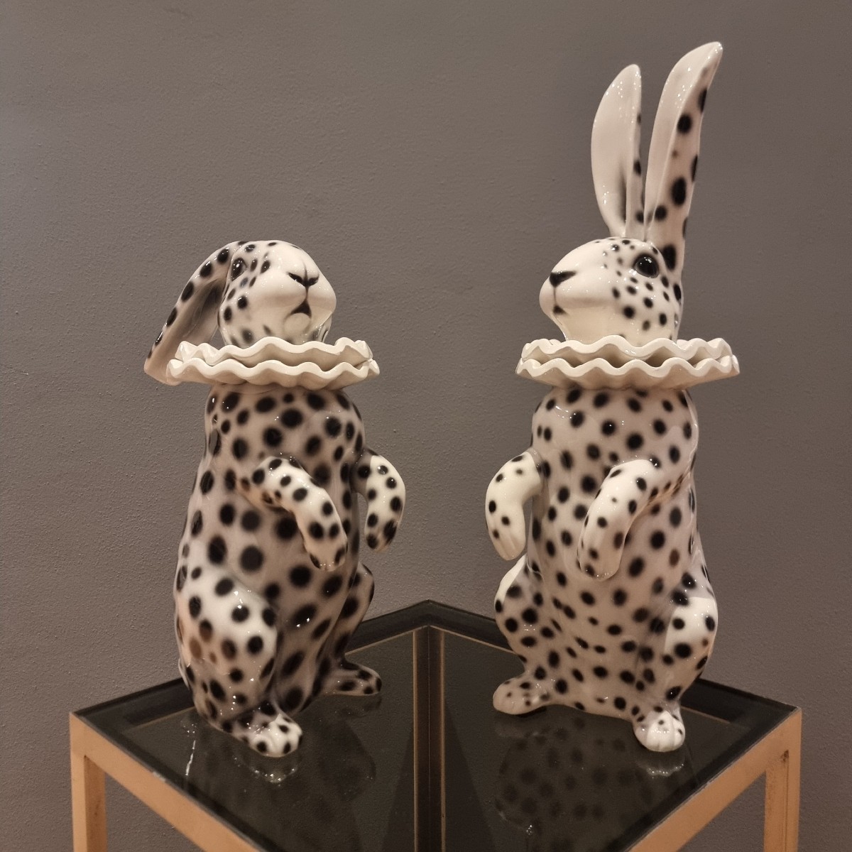 Coniglio in ceramica dipinta con orecchie basse vestito di Pierrot-photo-5
