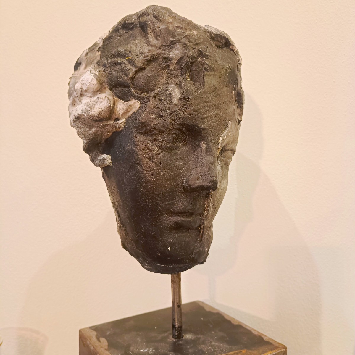 Scultura in cera, gesso e black carbon “ Il volto”  di Alessandro La Motta-photo-2