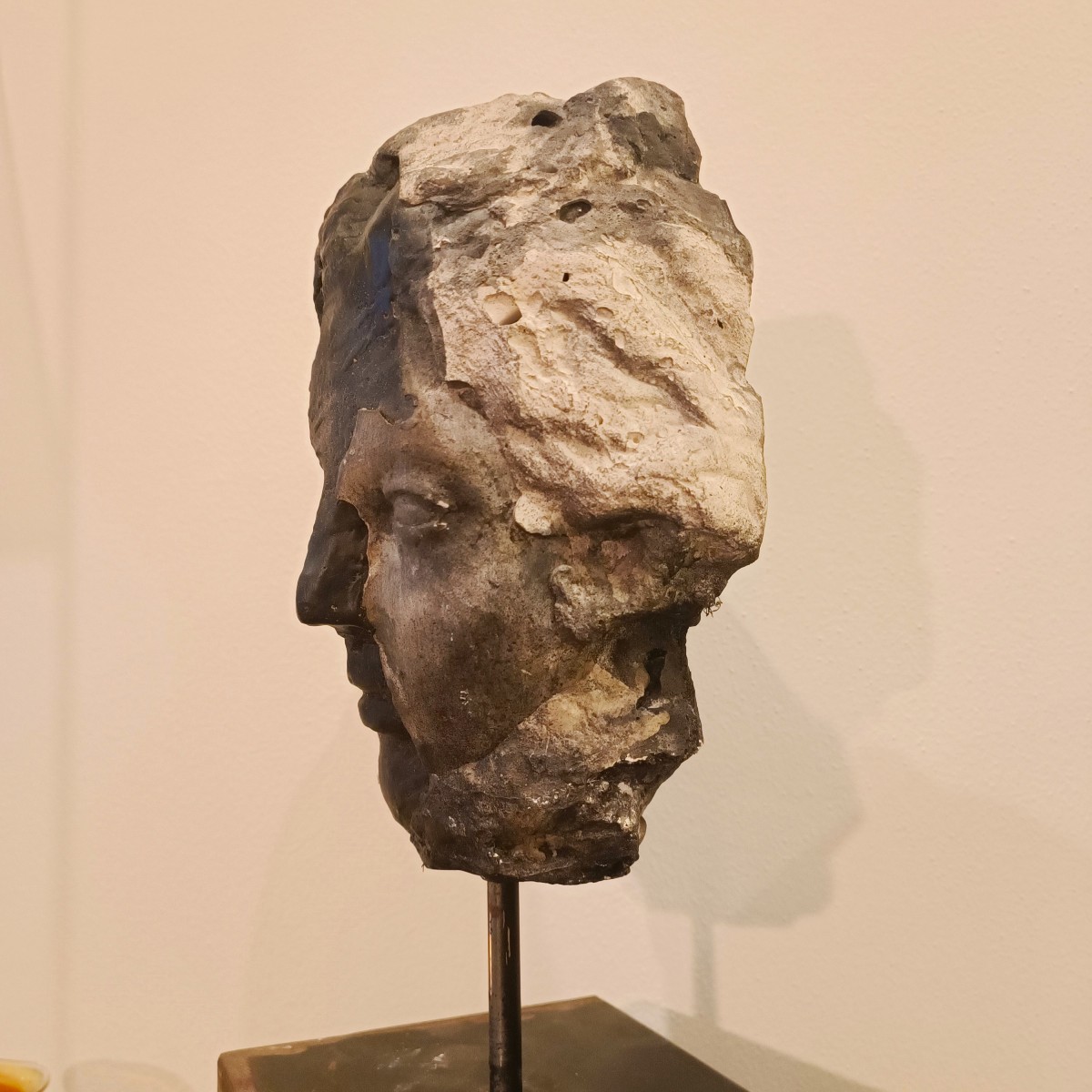 Scultura in cera, gesso e black carbon “ Il volto”  di Alessandro La Motta-photo-3