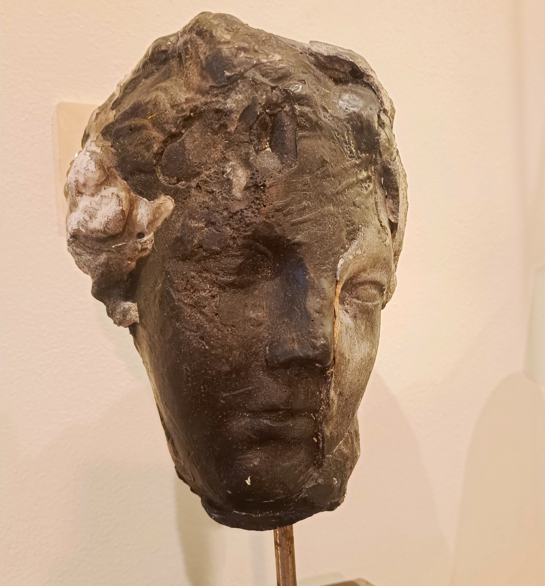 Scultura in cera, gesso e black carbon “ Il volto”  di Alessandro La Motta-photo-1