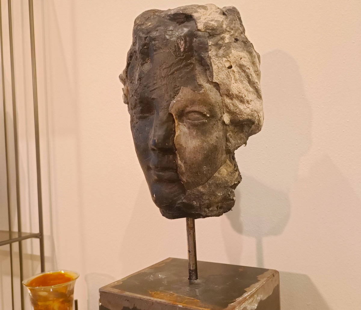 Scultura in cera, gesso e black carbon “ Il volto”  di Alessandro La Motta-photo-2
