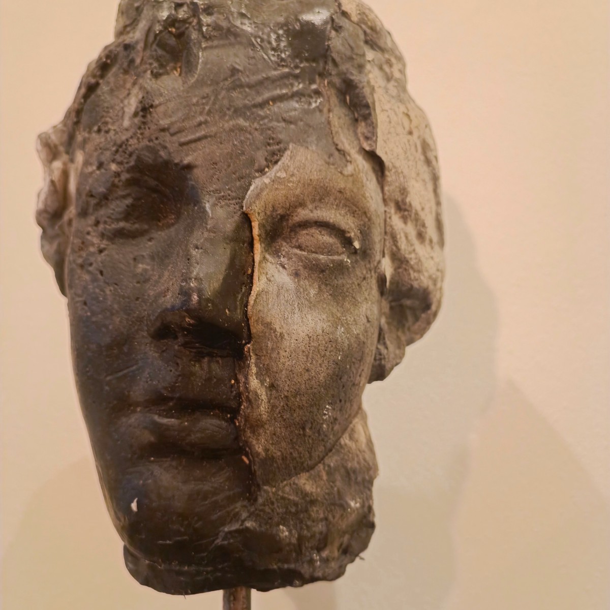 Scultura in cera, gesso e black carbon “ Il volto”  di Alessandro La Motta-photo-3