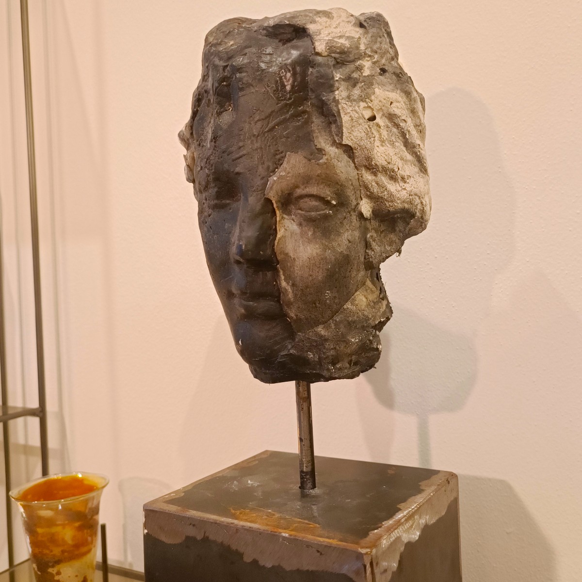 Scultura in cera, gesso e black carbon “ Il volto”  di Alessandro La Motta