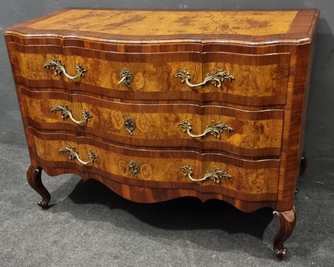 Elegante cassettone Emiliano del ‘700 in legno di noce e olivo