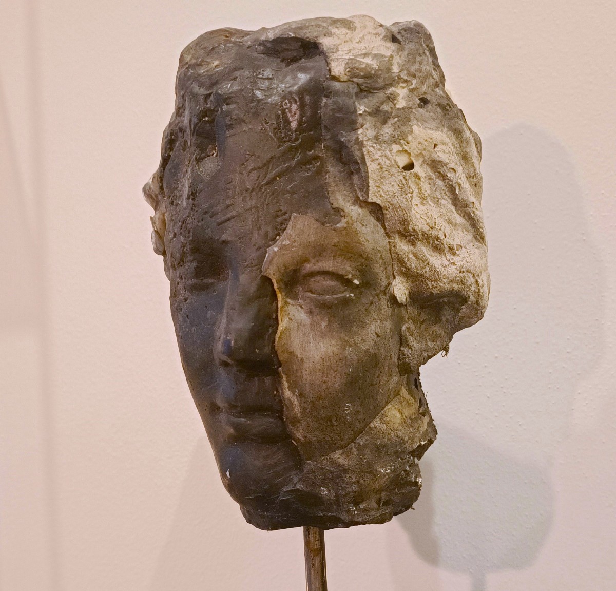 Scultura in cera, gesso e black carbon “ Il volto”  di Alessandro La Motta-photo-1