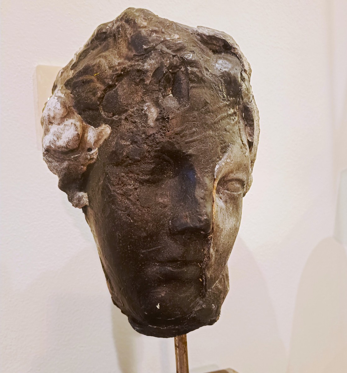 Scultura in cera, gesso e black carbon “ Il volto”  di Alessandro La Motta-photo-2