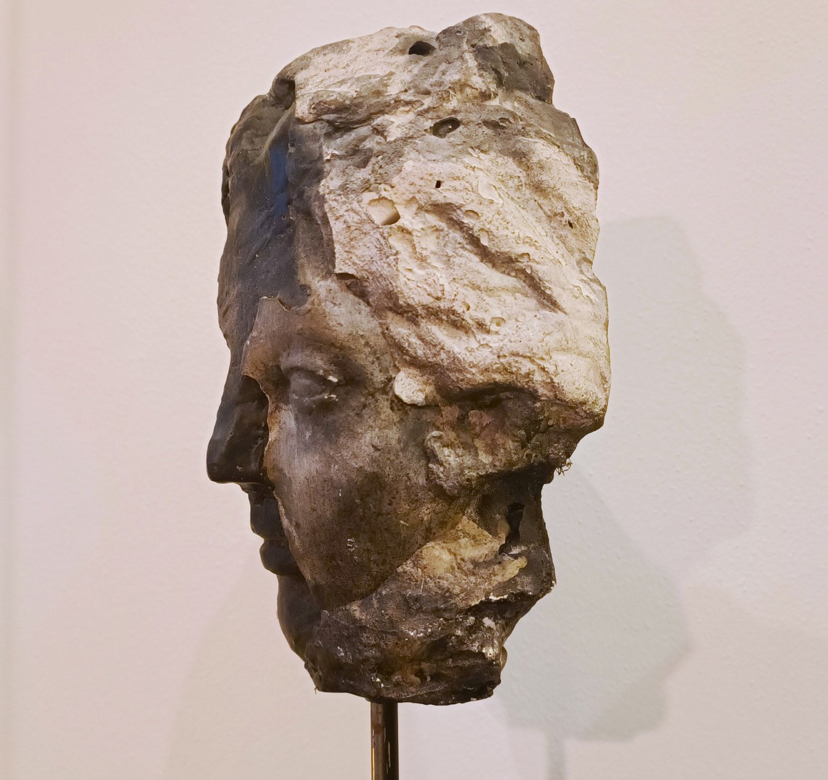 Scultura in cera, gesso e black carbon “ Il volto”  di Alessandro La Motta-photo-3