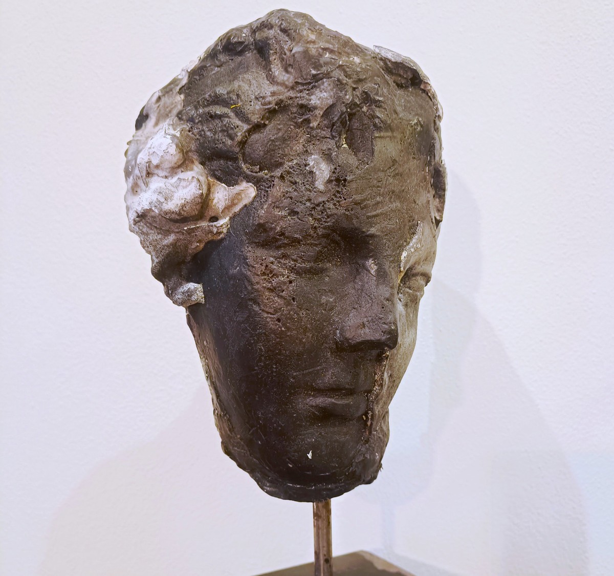 Scultura in cera, gesso e black carbon “ Il volto”  di Alessandro La Motta-photo-4