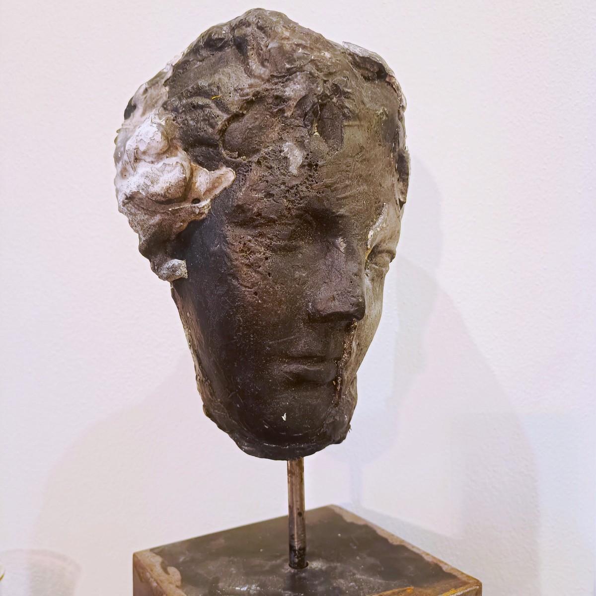 Scultura in cera, gesso e black carbon “ Il volto”  di Alessandro La Motta