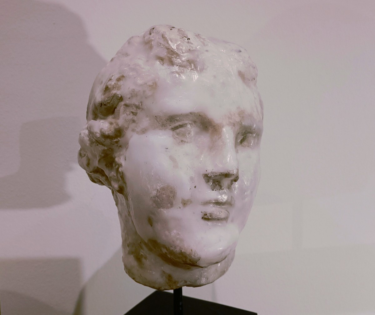 Scultura di Afrodite in gesso, cera e nerofumo