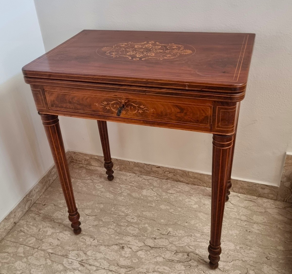 Tavolino da gioco Carlo X 1820 in acero e mogano con intarsi-photo-3
