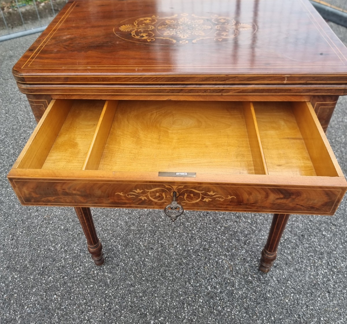 Tavolino da gioco Carlo X 1820 in acero e mogano con intarsi-photo-5