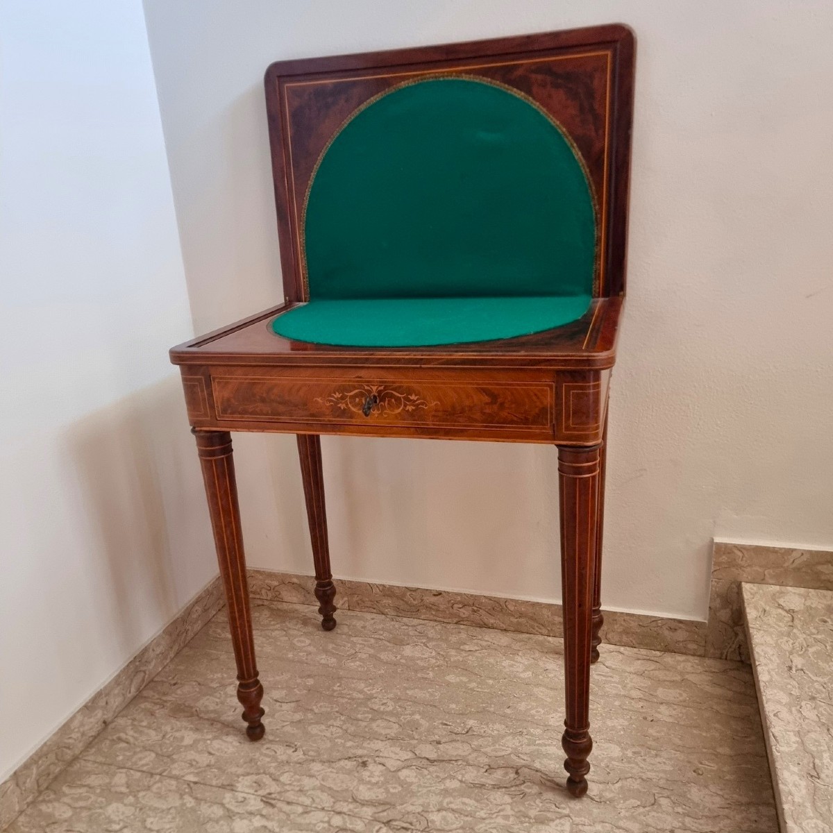 Tavolino da gioco Carlo X 1820 in acero e mogano con intarsi