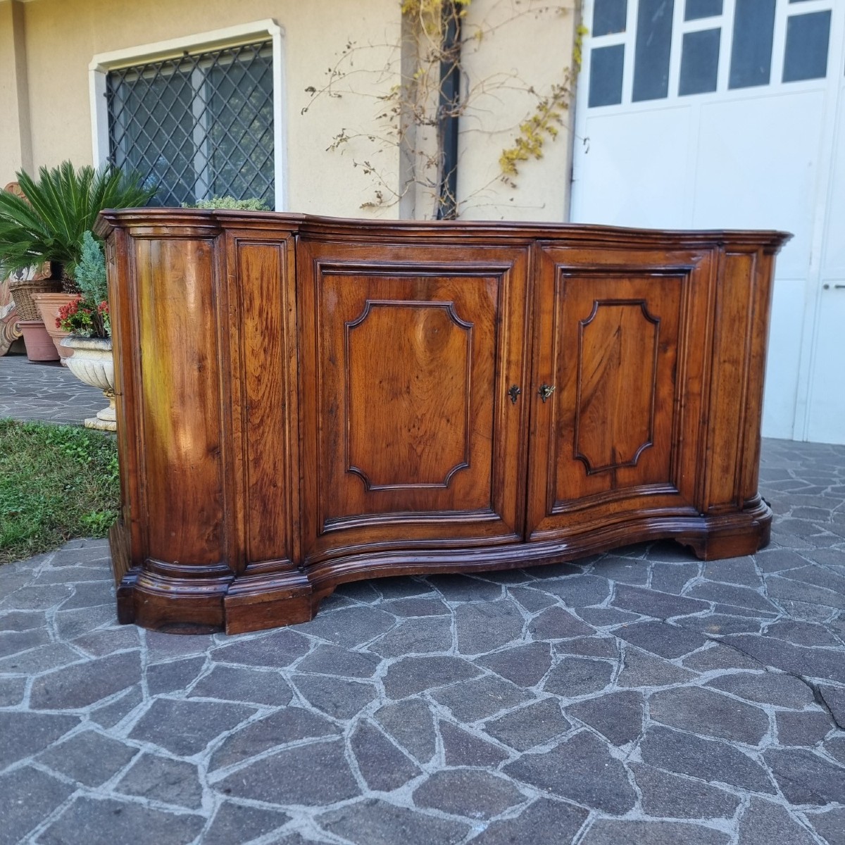 Credenza mossa del 700 in noce Venezia