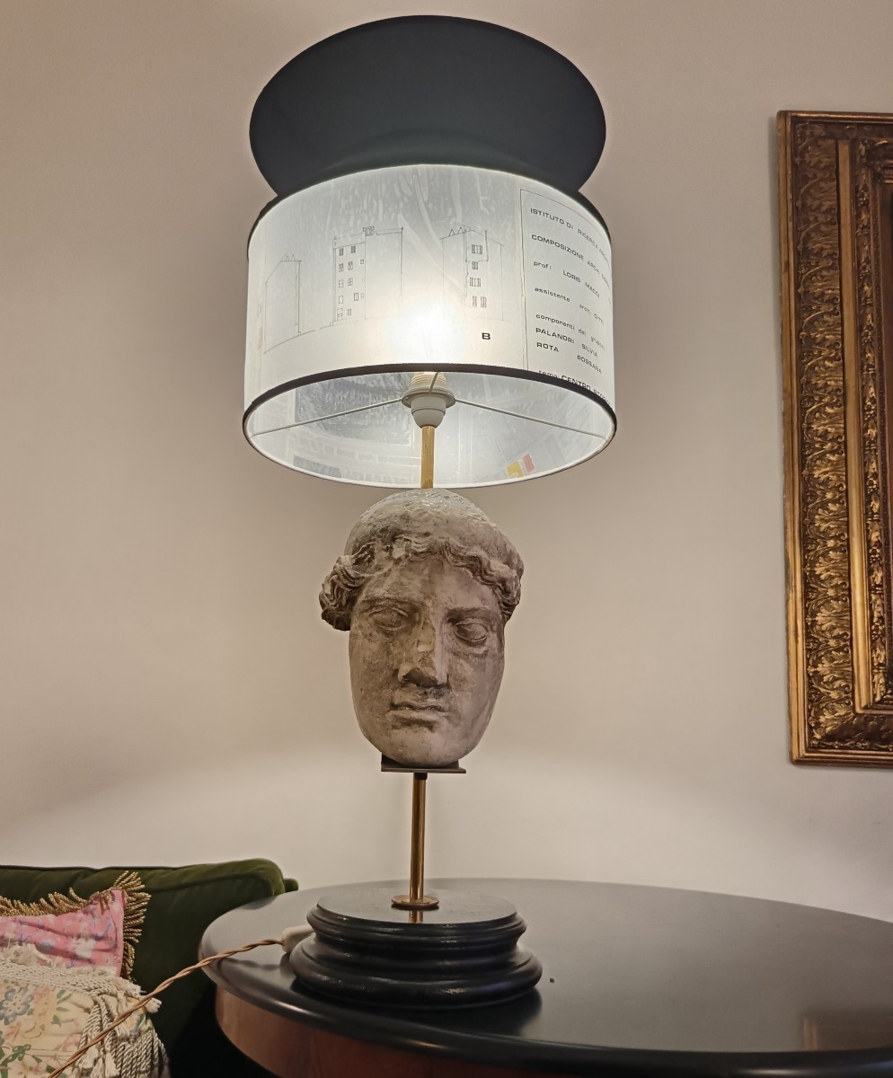 Lampada con testa in gesso e nerofumo, paralume con lucidi di architettura XX secolo