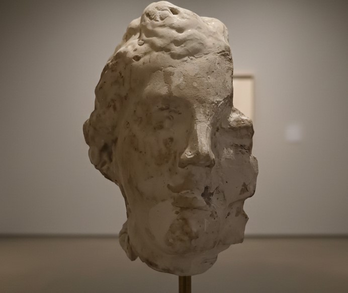 Lampada con testa in gesso e nerofumo, paralume con lucidi di architettura-photo-3