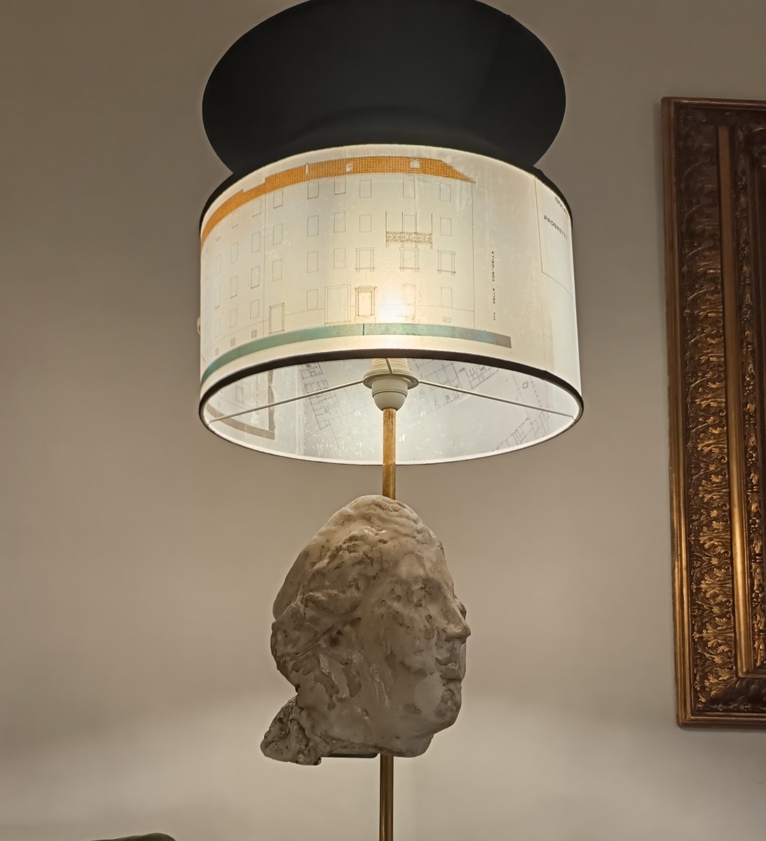 Lampada con testa in gesso e nerofumo, paralume con lucidi di architettura-photo-4