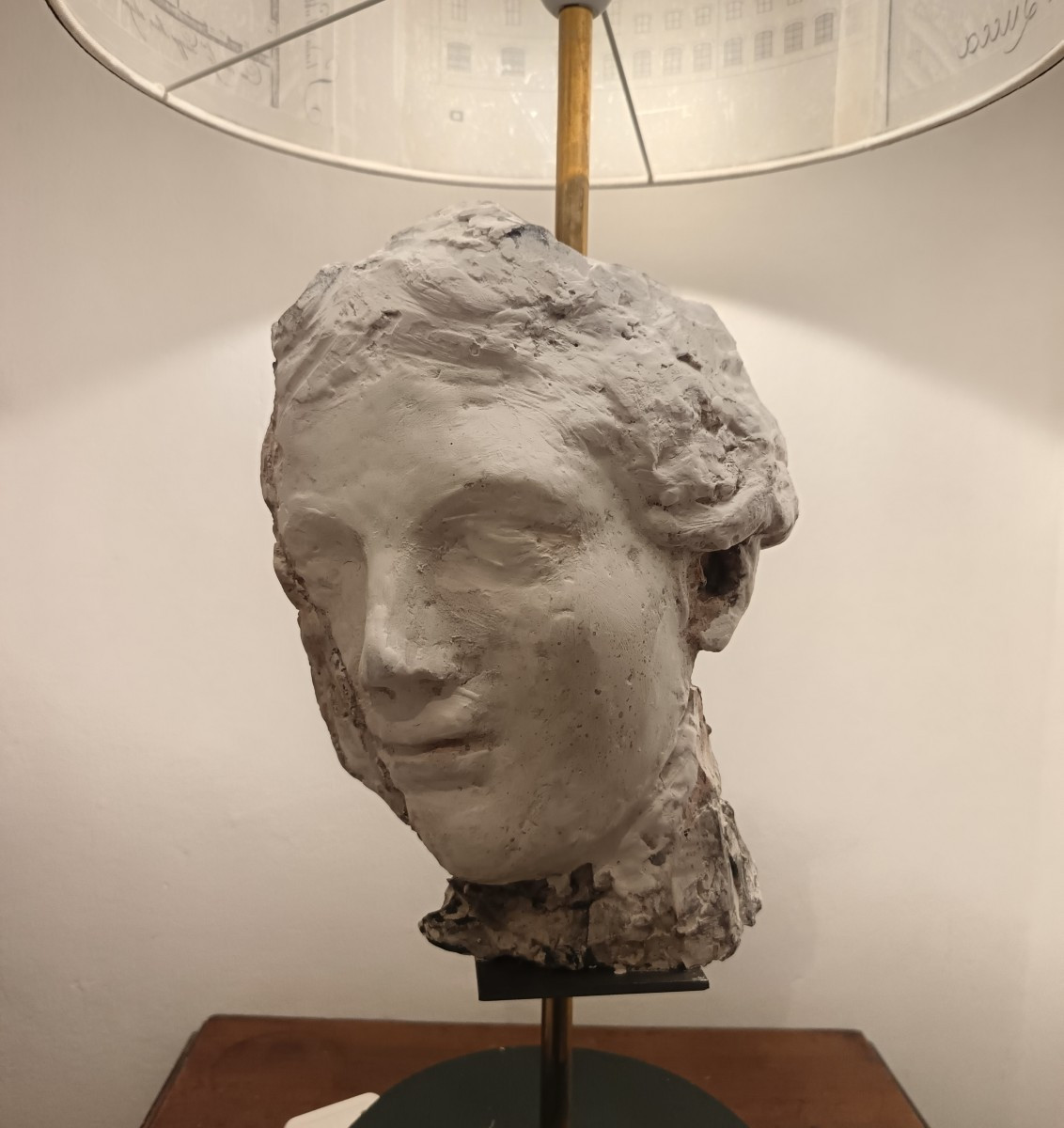 Lampada con testa in gesso e nerofumo, paralume con lucidi di architettura-photo-3