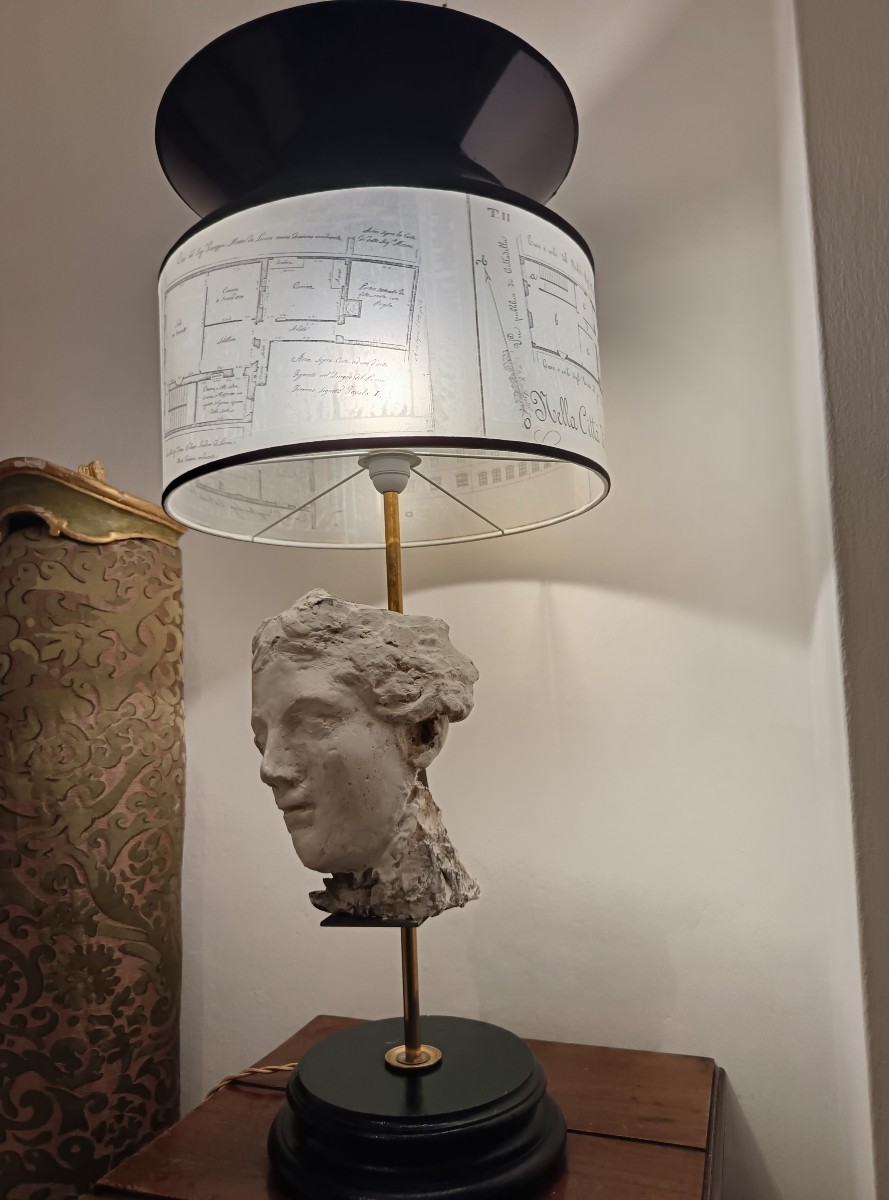 Lampada con testa in gesso e nerofumo, paralume con lucidi di architettura