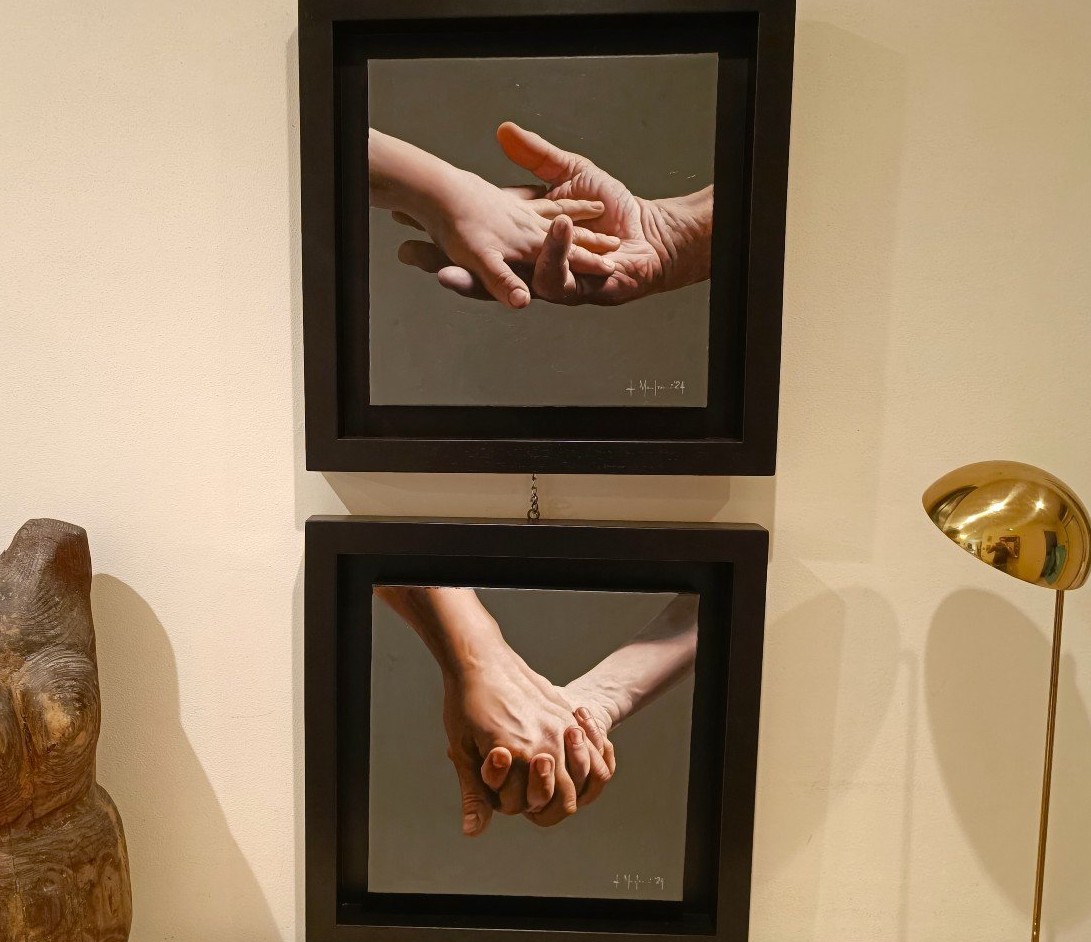 Context Art Miami Olio su tela” Hands of my Sun ”  al confine con l’iperrealismo-photo-4