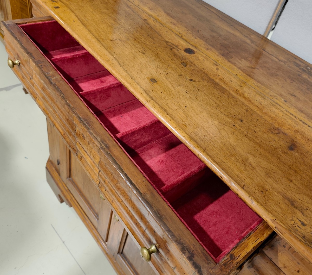 Credenza toscana scantonata in noce del 700-photo-1