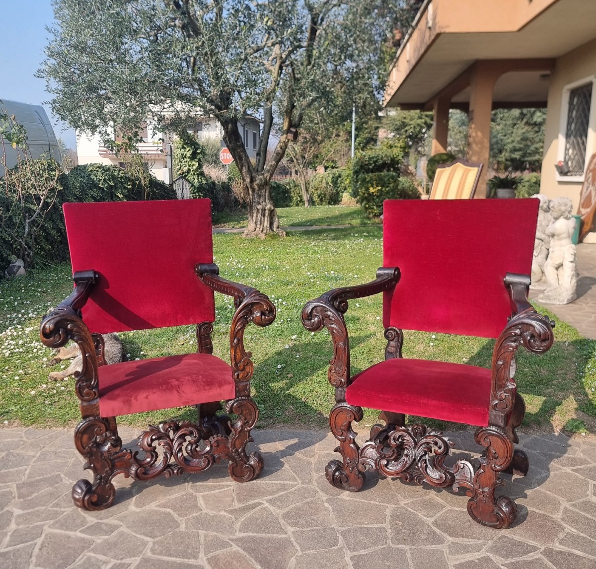 Coppia di troni dell’800 noce intagliato a mano