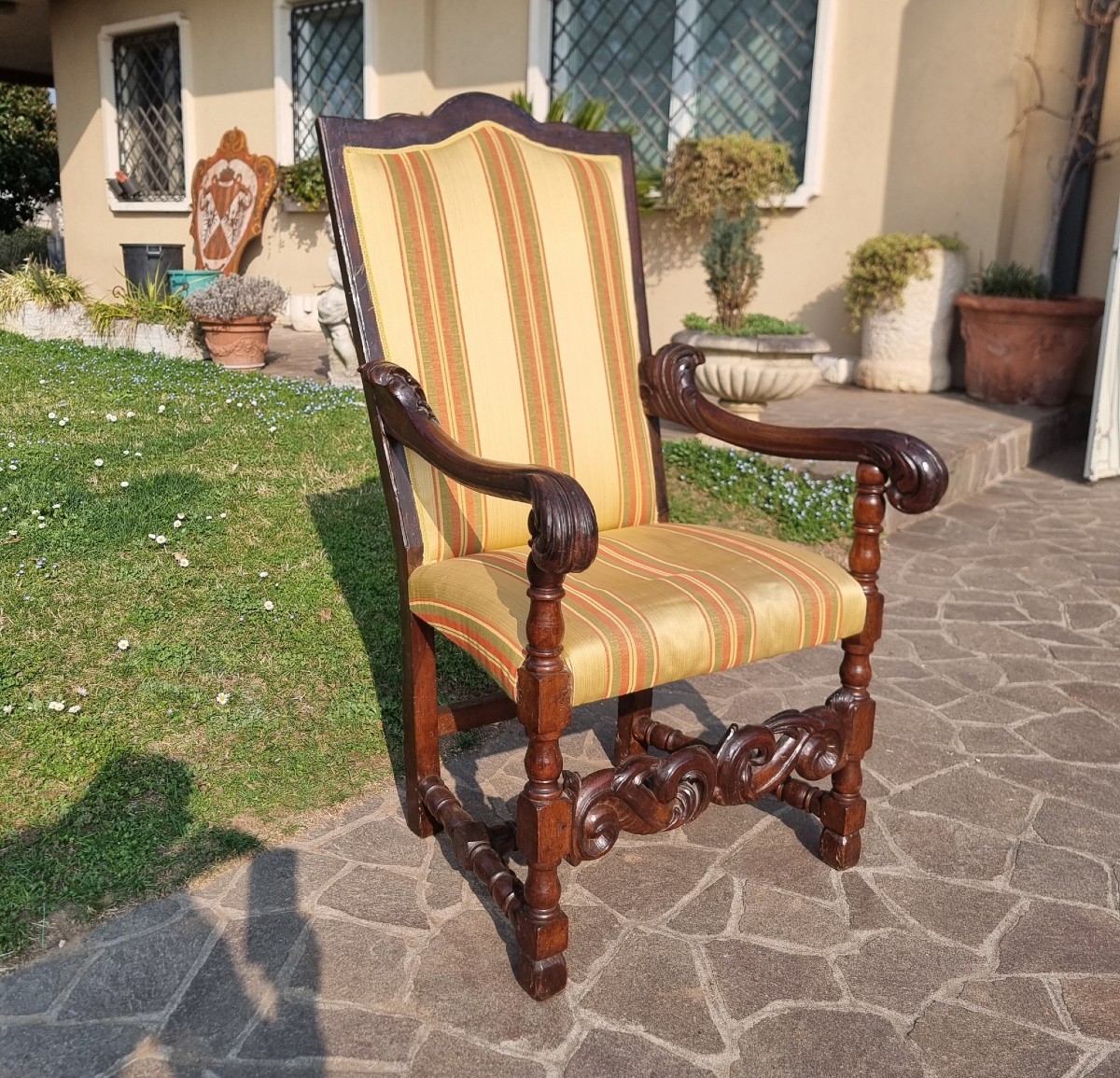 Poltrona originale del 600 noce intagliato a mano