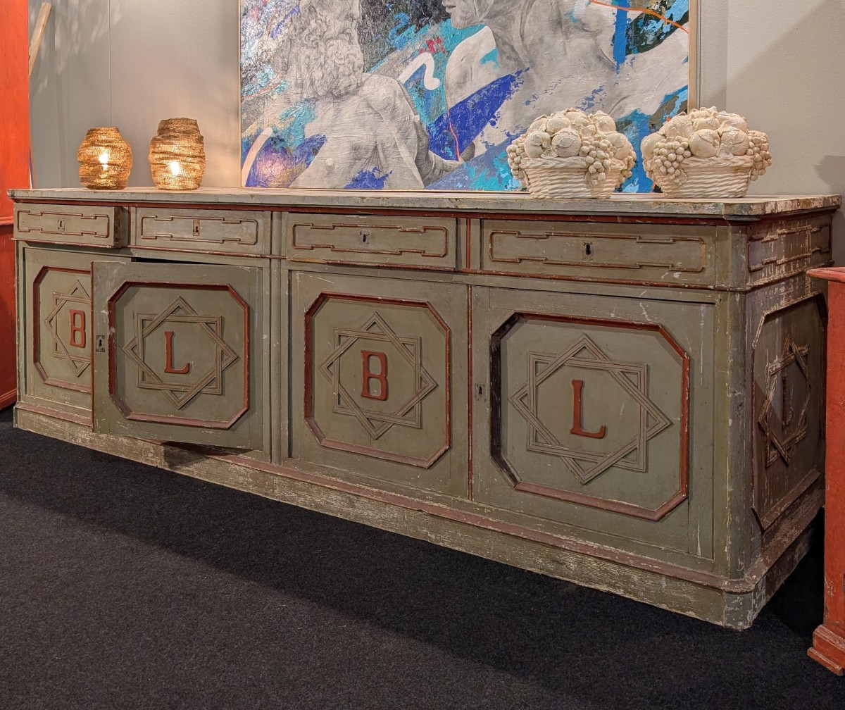 Bancone a credenza fine 800 laccata con simbolo alchemico e farmaceutico