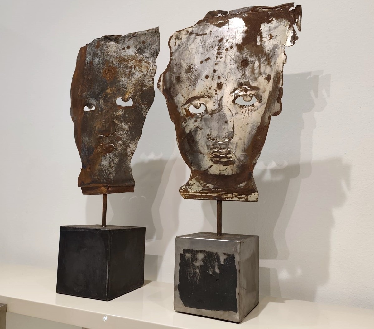 Coppia di maschere in lamiera 1960 Jean-Pierre Raynaud-photo-1