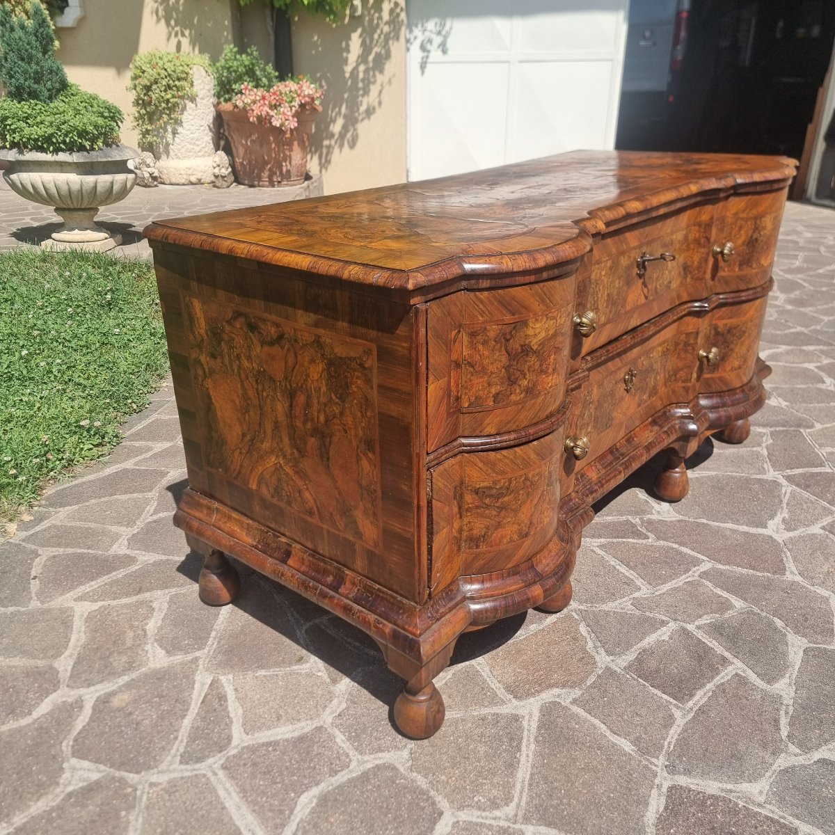 Cassettone ferrarese del 700 in radica di noce-photo-1
