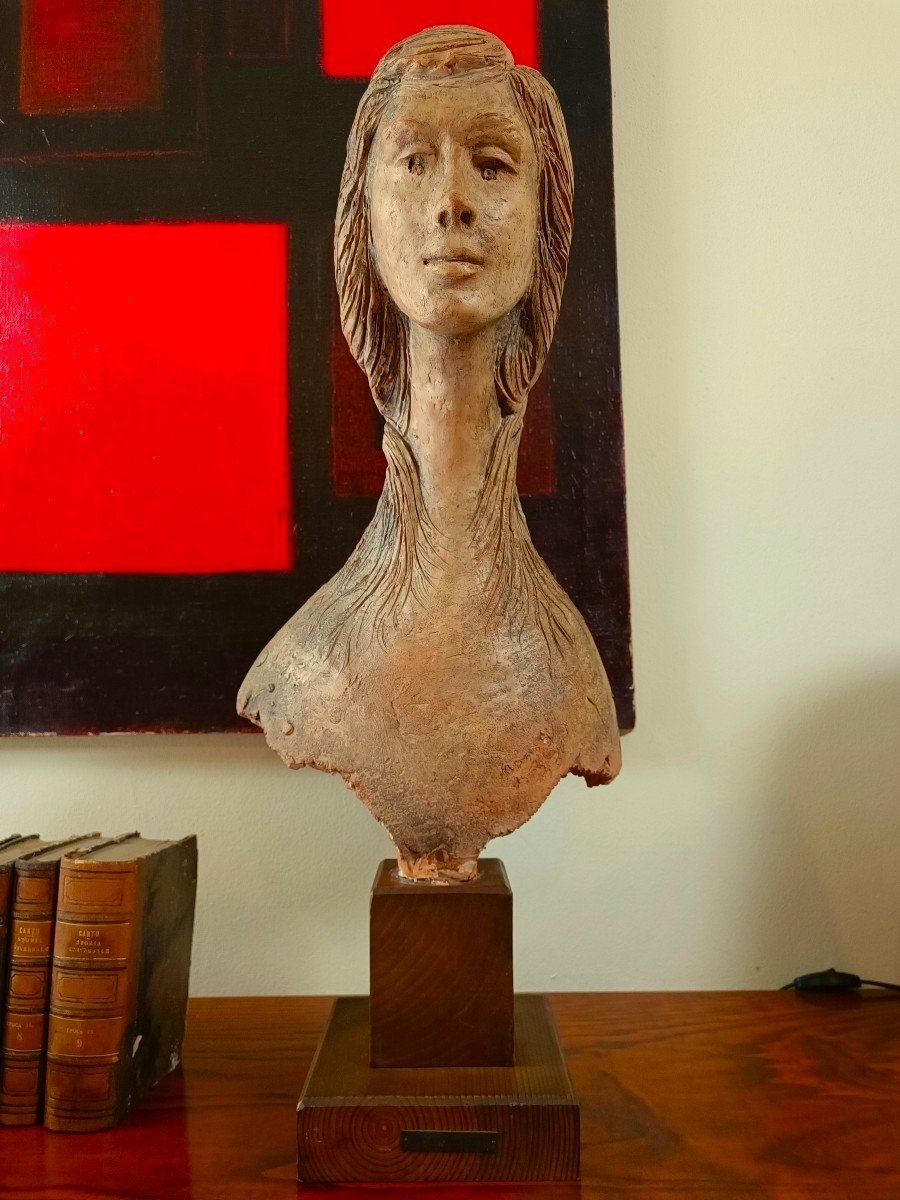Scultura Femminile in Terracotta del 1976: Un Capolavoro di Vincenzo Brunetti-photo-1