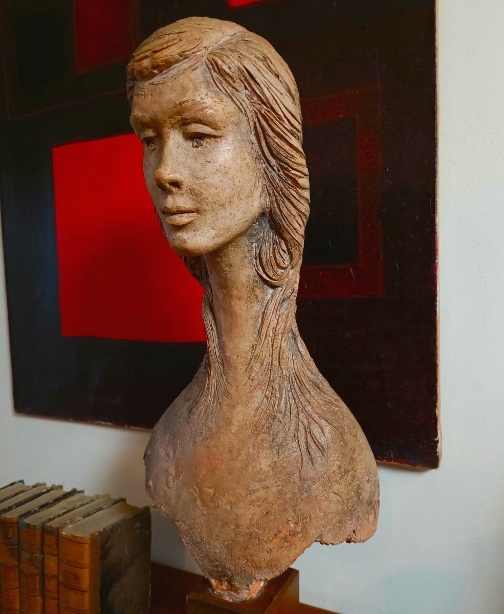 Scultura Femminile in Terracotta del 1976: Un Capolavoro di Vincenzo Brunetti
