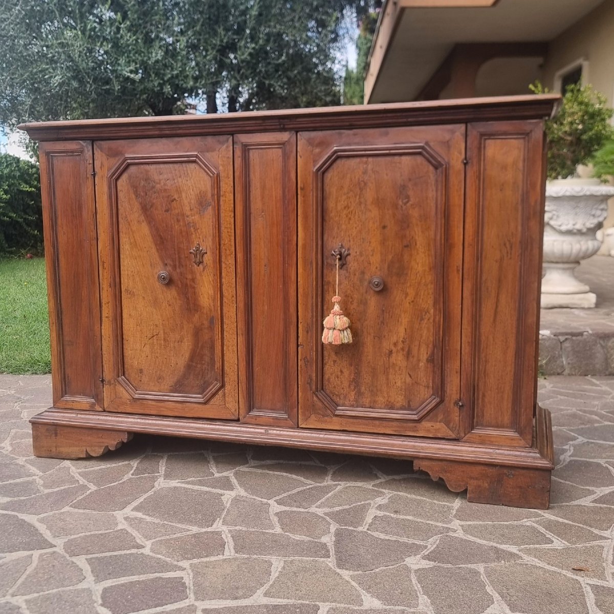 Credenza in noce del 600 a due ante chiavistello originale-photo-2