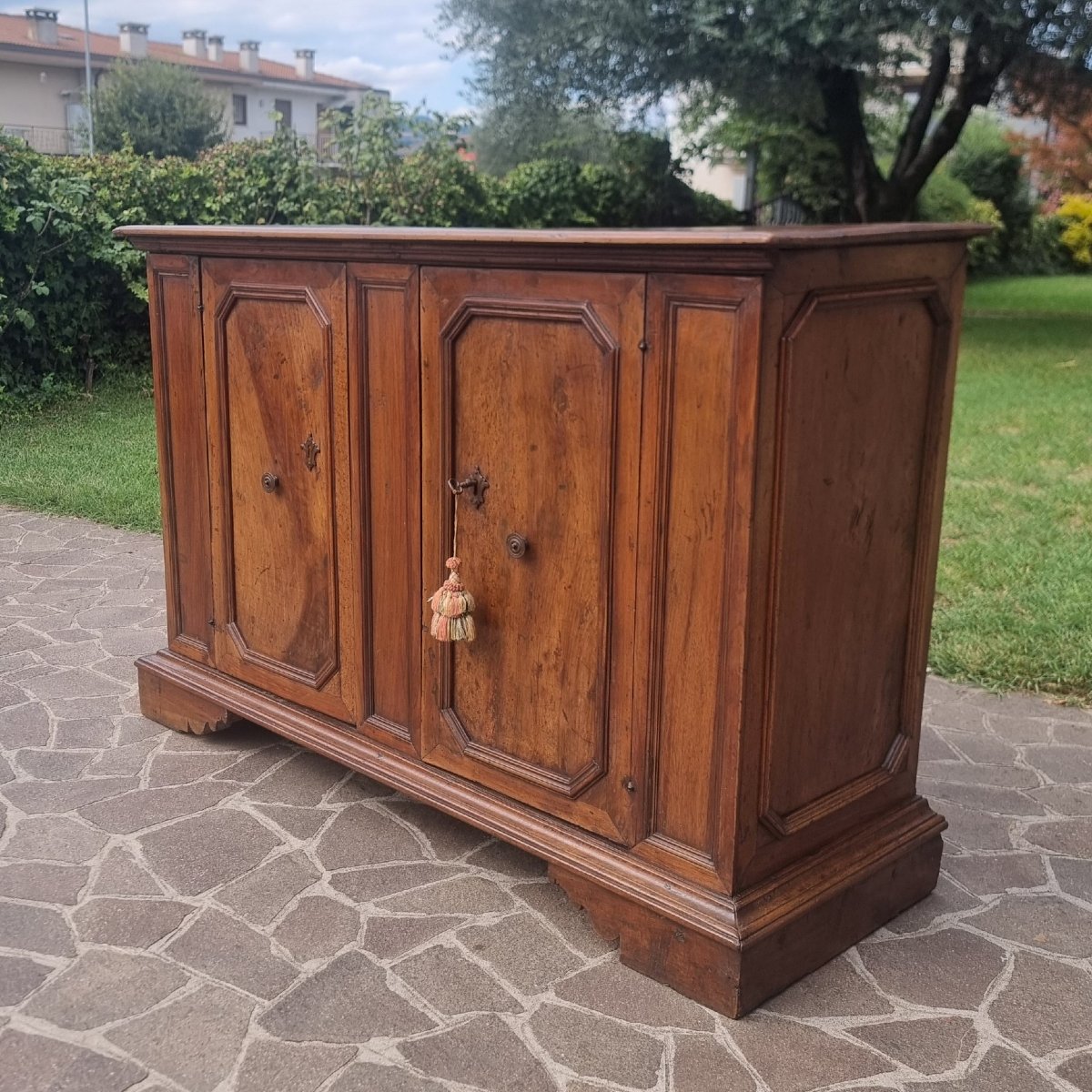 Credenza in noce del 600 a due ante chiavistello originale-photo-3