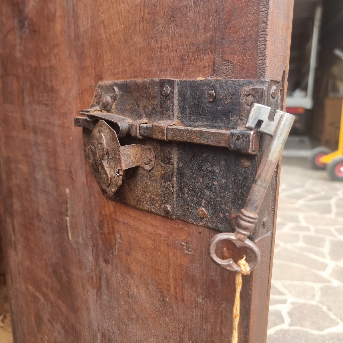 Credenza in noce del 600 a due ante chiavistello originale-photo-4