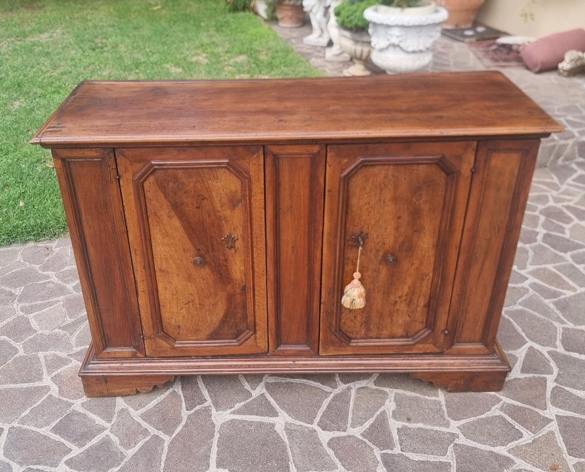 Credenza in noce del 600 a due ante chiavistello originale-photo-6