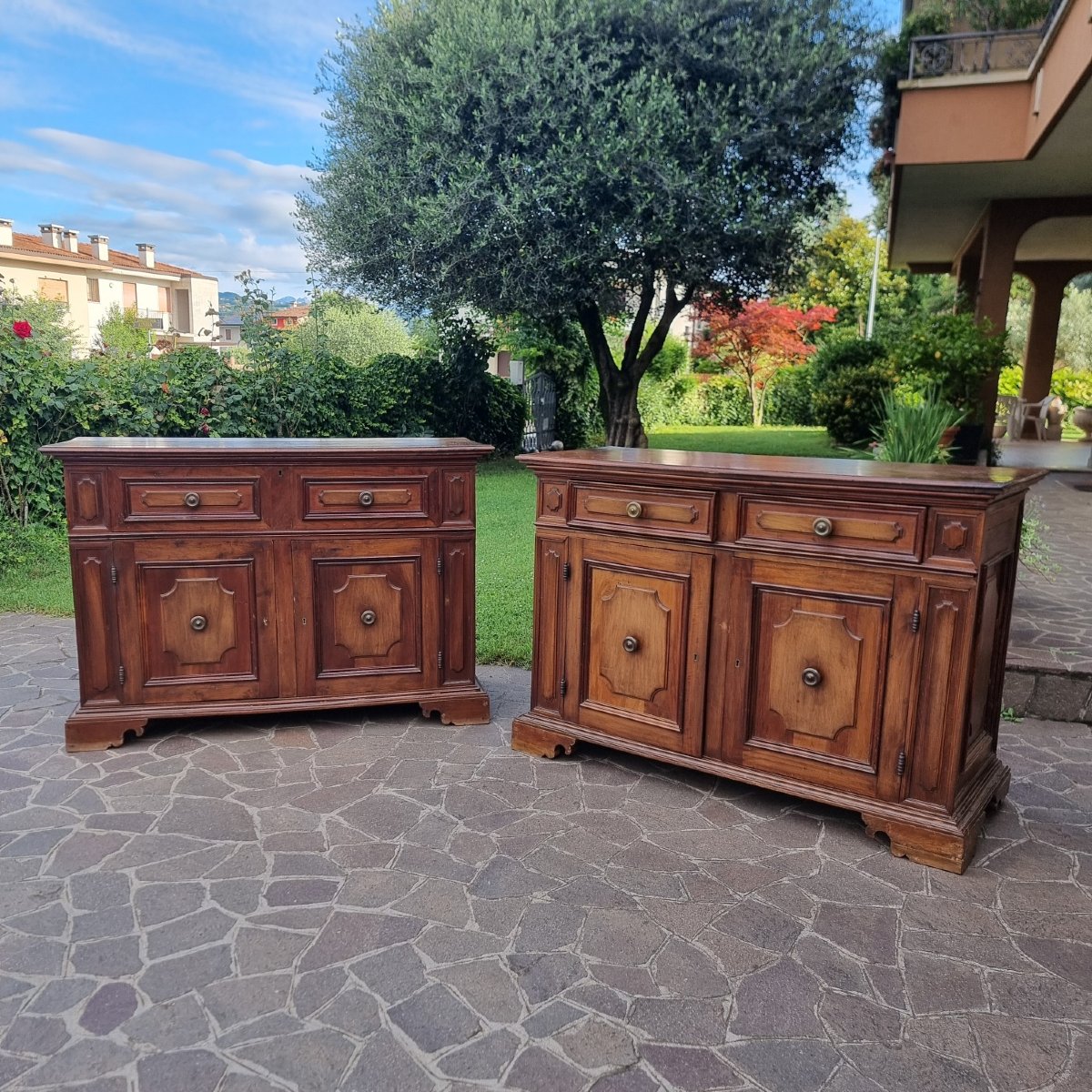 Coppia di credenze in noce fine 700 Bolognesi