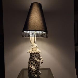 Lampada con Coniglio in Ceramica Dipinta vestiro da Pierrot