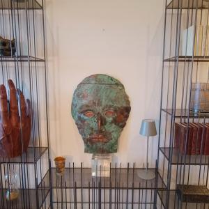 Scultura del '900 in rame ossidato “La Maschera” 