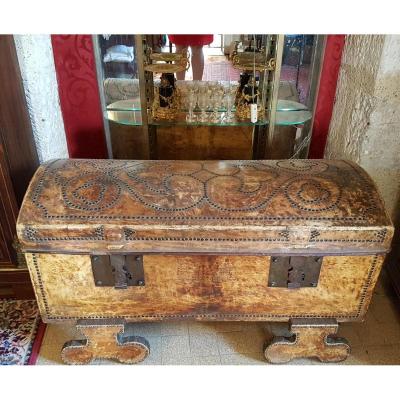 Coffre De Voyage en Vélin Clouté époque XVII éme